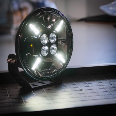 Extraljuspaket 240W LED Black Edition 9" (med vit / orange positionsljus) (2x LED 9" 120W Extraljus + Hållare + Reläsats)