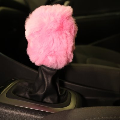 Interiörkit rosa fuskpäls “Mr Pink” (rattöverdrag + växelspaksskydd + handbromsskydd + bälteskudde)