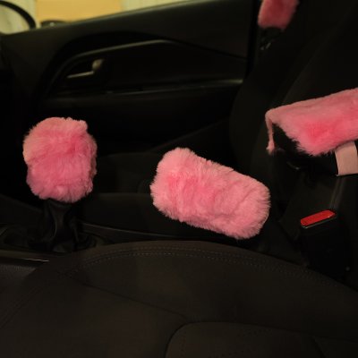 Interiörkit rosa fuskpäls “Mr Pink” (rattöverdrag + växelspaksskydd + handbromsskydd + bälteskudde)